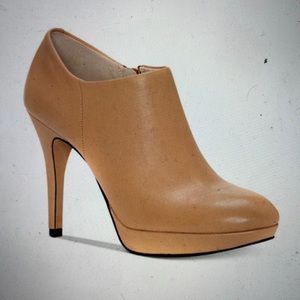 BNIB- Vince Camuto camel elvin booties in nude